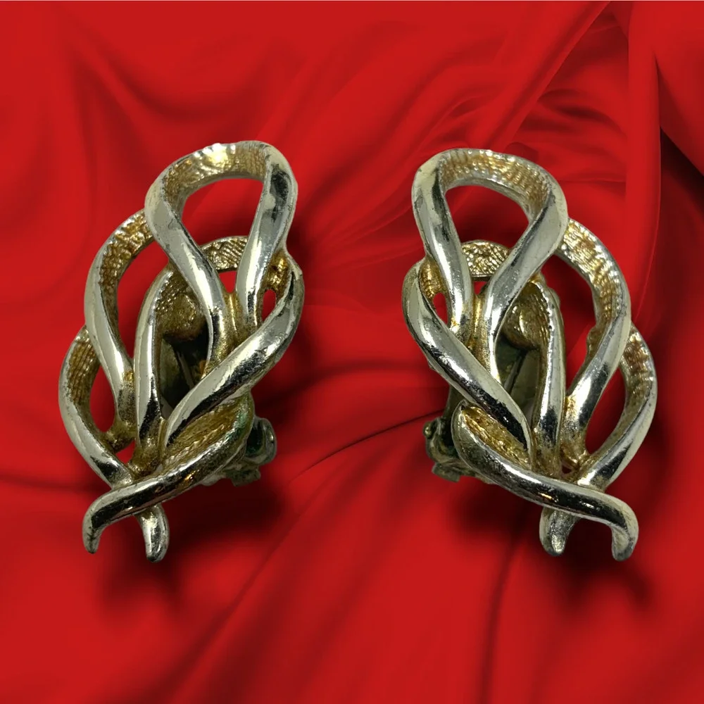 Vintage 1970's Sarah Coventry Gold Tone Modernist Ribbon Earrings Clip On Runway